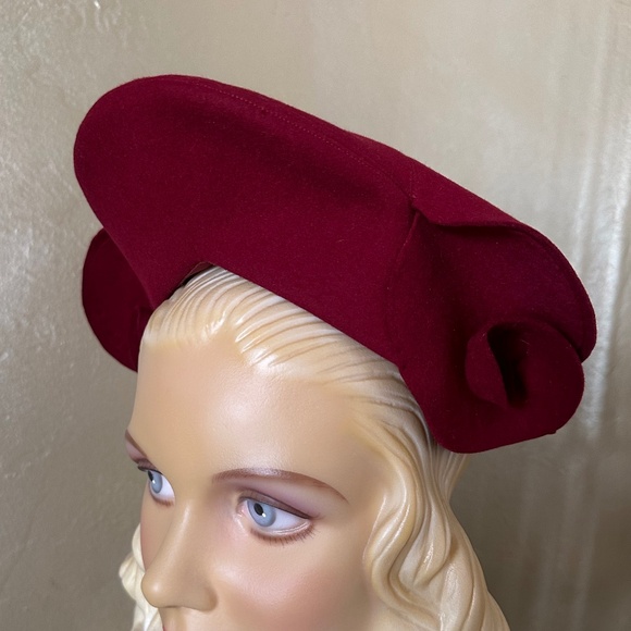 ARTISTIC DESIGNER 1940s\' BURGUNDY FELT \